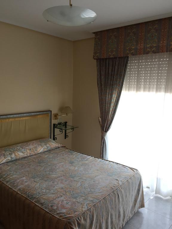 Hotel Restaurante Derby Карбаллино Номер фото