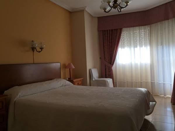 Hotel Restaurante Derby Карбаллино Экстерьер фото
